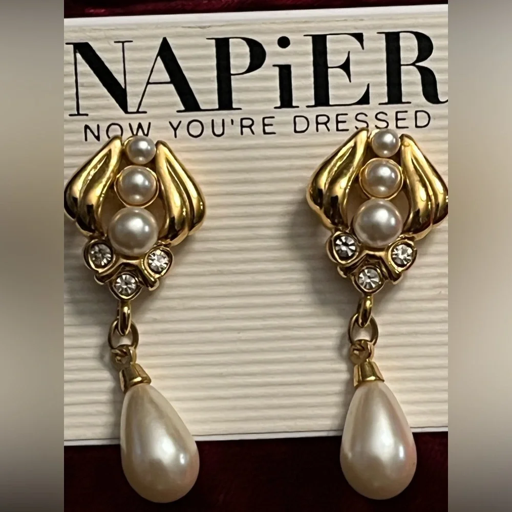 Napier/vintage gold, faux pearl and crystal, 1 1/2” signed - Picture 2 of 5